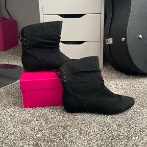 *Sold on Facebook Market* Black low boots